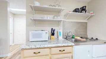 Micro-ondes, plaque de cuisson, cafetière/bouilloire