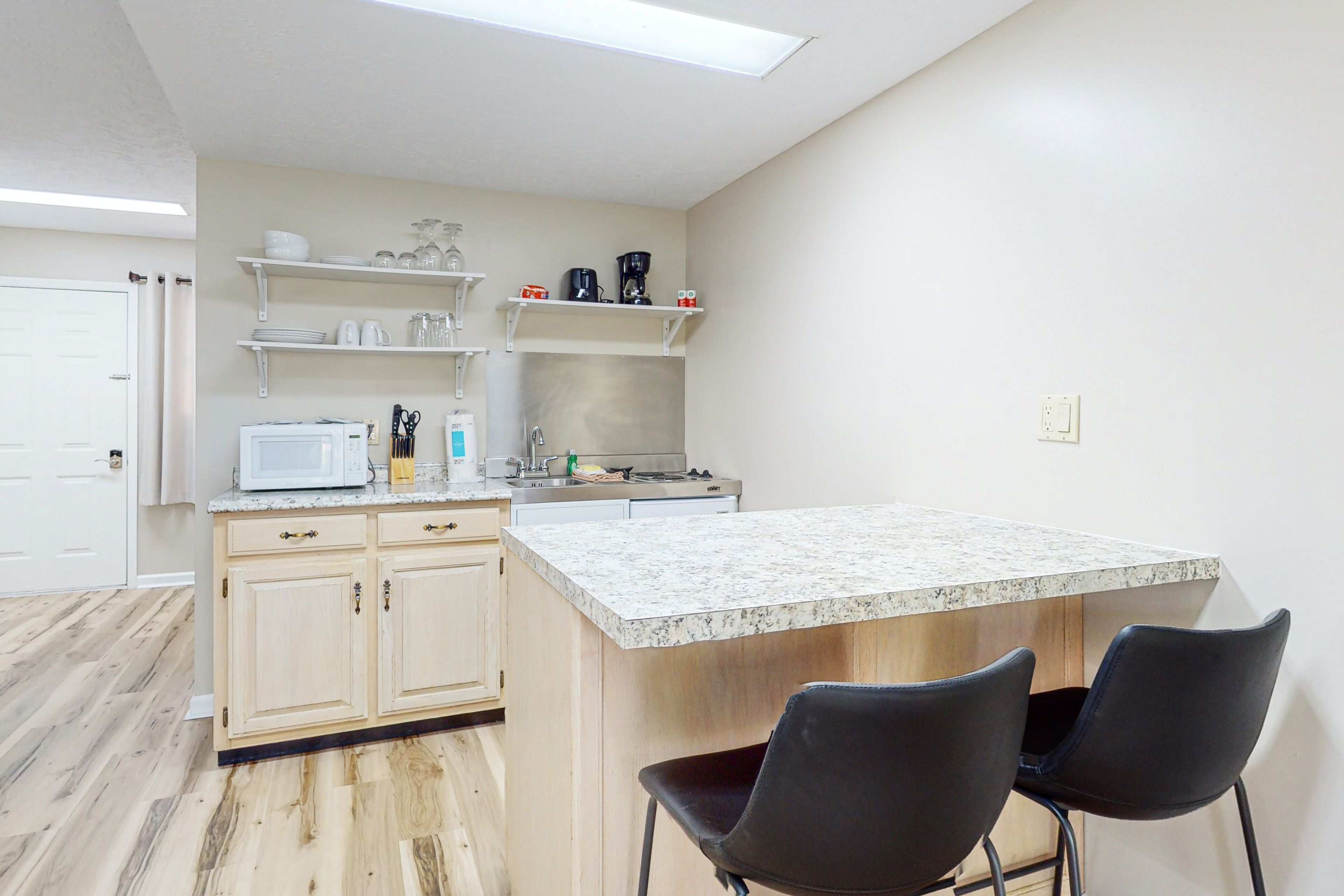 Dog-friendly studio with peaceful views, game room & gym - walk to Douglas Lake