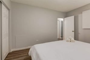 1 室のベッドルーム、アイロン / アイロン台、WiFi (無料)、ベッドシーツ