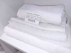 Bruser, hårtørrer, bidet, håndklæder