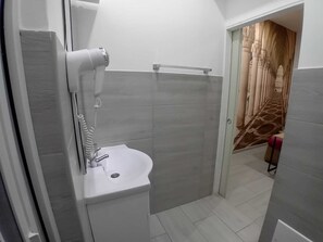 Chuveiro, secador de cabelo, bidê, toalhas de banho