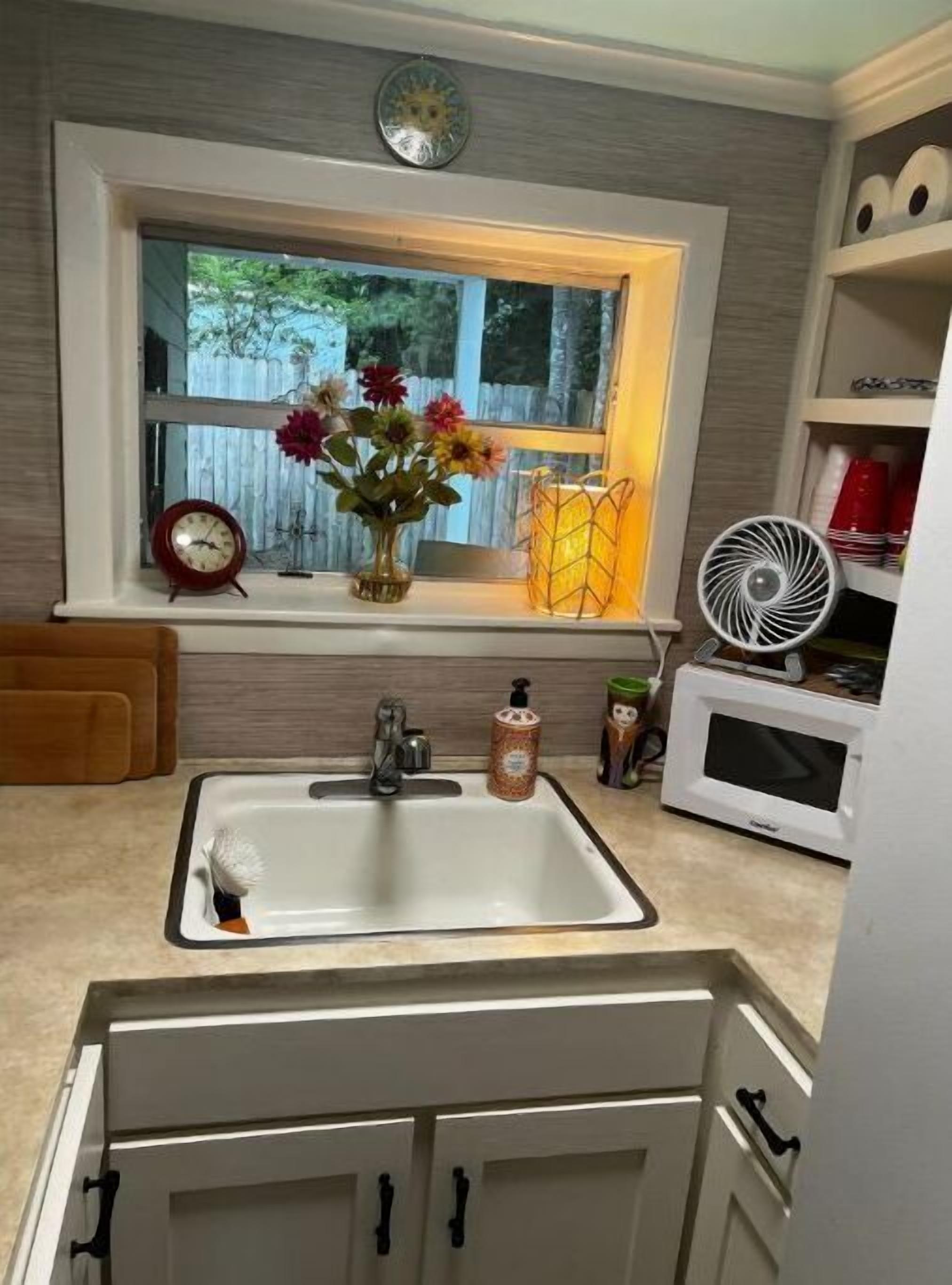 One of a kind cozy loft cottage with boat ramp and magnificent view.