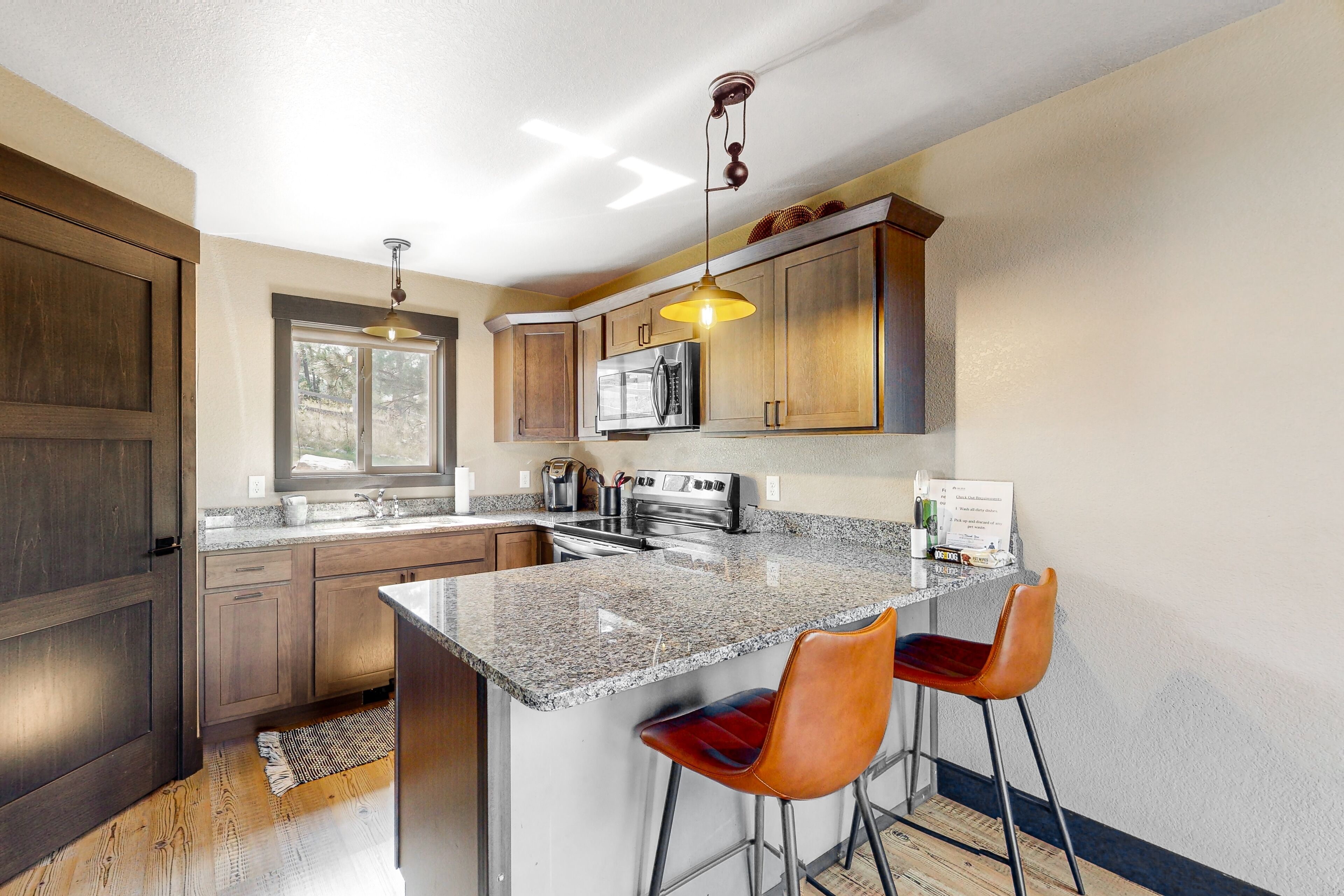 Inviting mountainside cabin, dog-friendly, with grill, central AC, & W/D