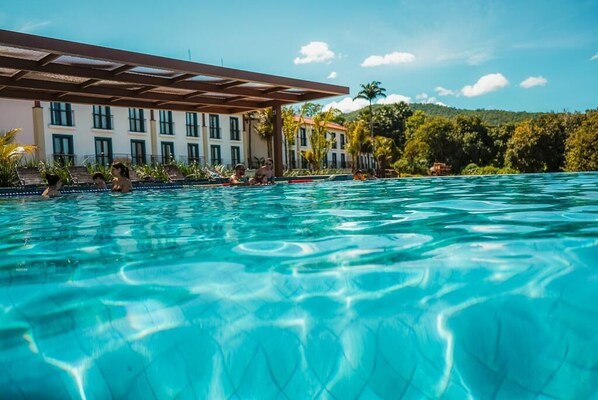 Outdoor pool, a heated pool - Apartamento Inteiro p/ 6 Pessoas no Resort Quinta Santa Bárbara Centro Histórico (Pirenópolis)