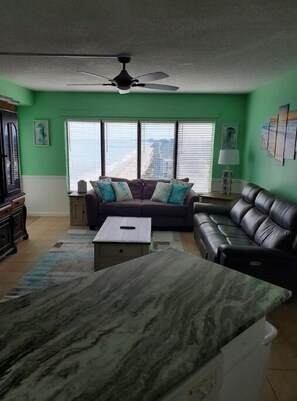 Living area - 2bd 2ba ocean view condo (Myrtle Beach)
