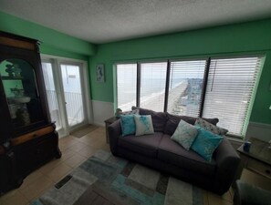 Living area - 2bd 2ba ocean view condo (Myrtle Beach)