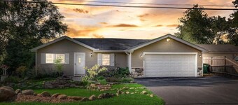 Cozy Cottage With Prairie & Lake Views Near Summer Activities & Lake Geneva