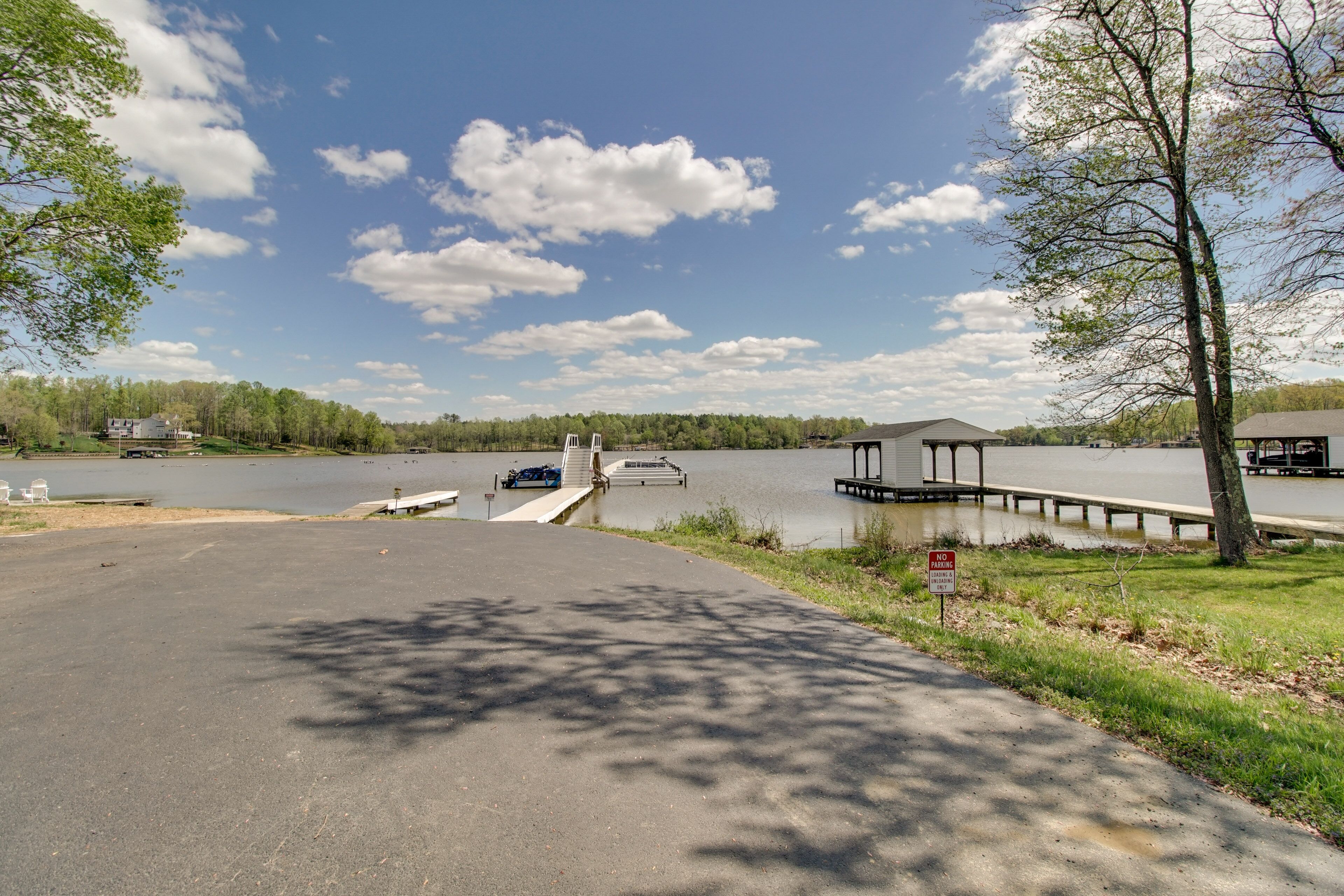Un espace de stationnement au bord du lac, avec un quai, un espace de repos couvert et un panneau indiquant qu’il est interdit de se garer.