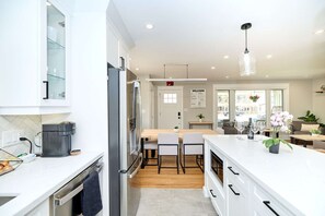 Réfrigérateur, four à micro-ondes, un four, surface de cuisson