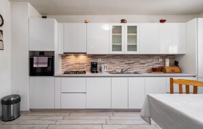 Fridge, oven, stovetop, dishwasher