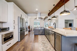 Jääkaappi, mikroaaltouuni, uuni, liesi