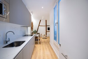 Réfrigérateur, micro-ondes, plaque de cuisson, cafetière/bouilloire
