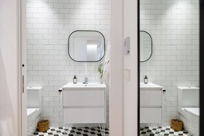 Doccia, asciugacapelli, asciugamani, sapone