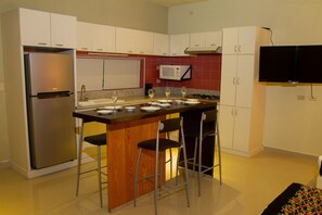 Suite studio familiale | Cuisine privée | Réfrigérateur grande capacité avec congélateur, lave-vaisselle
