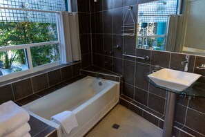 Family Studio Suite | Bathroom | Combined shower/bathtub, towels - Casa de Independencia (San Miguel de Allende)