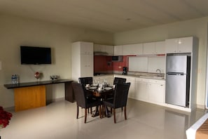 Suite studio familiale | Cuisine privée | Réfrigérateur grande capacité avec congélateur, lave-vaisselle