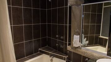 Family Studio Suite | Bathroom | Combined shower/tub, towels