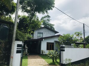 Exterior - Menara Villa (Kamburugamuwa)