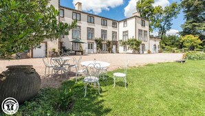 Outdoor dining - Château de Féligonde (SAYAT)