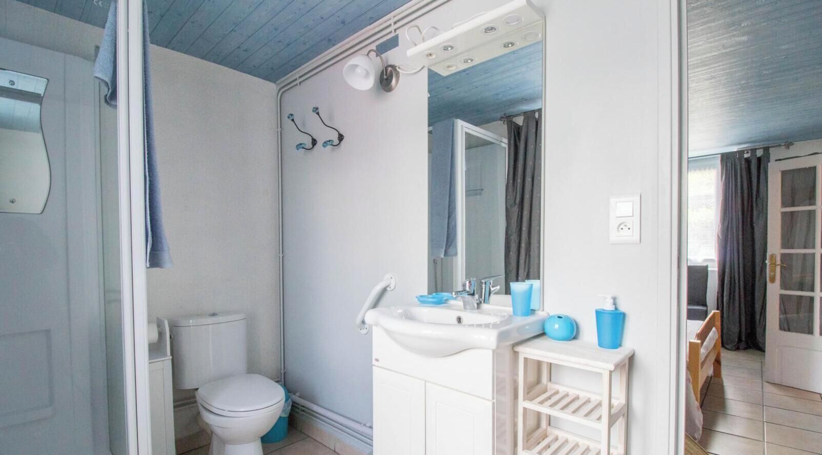 Douche, serviettes fournies