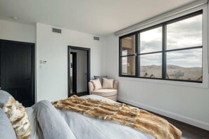 3 bedrooms, desk, iron/ironing board, WiFi