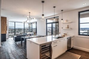 ثلاجة، ميكروويف، فرن، موقد طهي مسطح