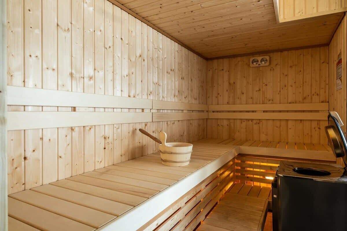 Un sauna con paredes y bancos de madera.