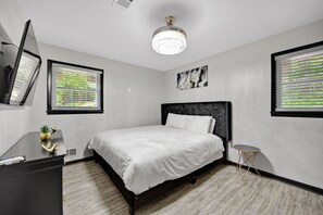 5 bedrooms, iron/ironing board, WiFi, bed sheets