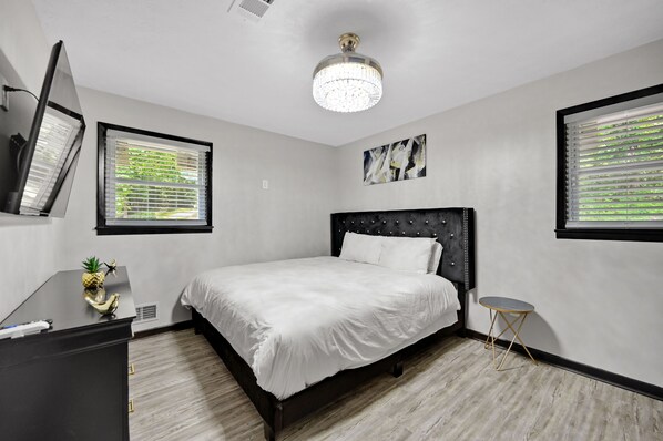 5 bedrooms, iron/ironing board, WiFi, bed sheets