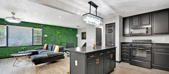 **Spacious 8 beds home 15 mins from Downtown***