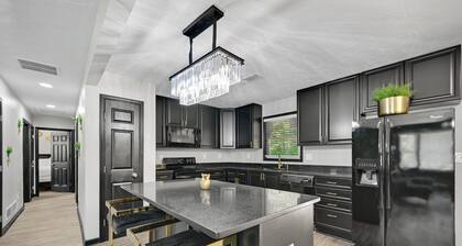 **Spacious 8 beds home 15 mins from Downtown***