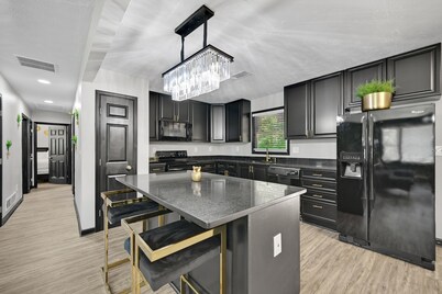 **Spacious 8 beds home 15 mins from Downtown***