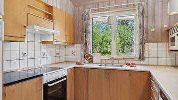 Køleskab, kogeplade, opvaskemaskine, kaffe-/temaskine