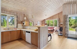 Fridge, stovetop, dishwasher, coffee/tea maker - 3 bedroom awesome home in Højslev (Højslev)