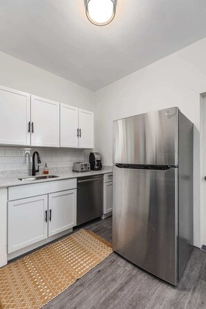 Coffee/tea maker, fridge, microwave, oven