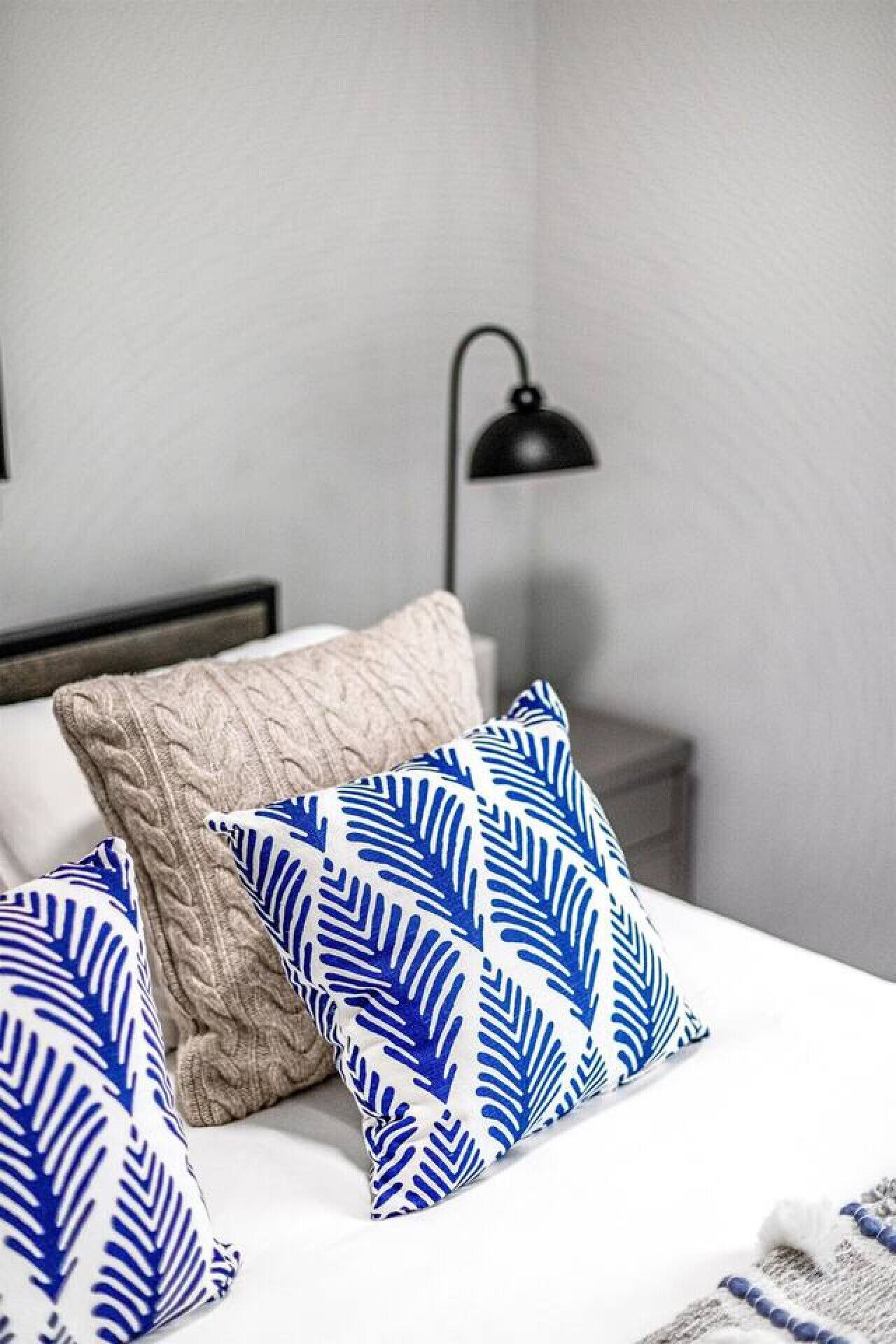 5 slaapkamers, een bureau, een strijkplank/strijkijzer, reisbedje