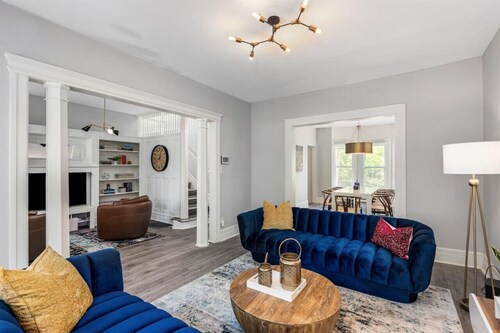 Spacious 5-BR Detroit Home | 6 Queens + Parking