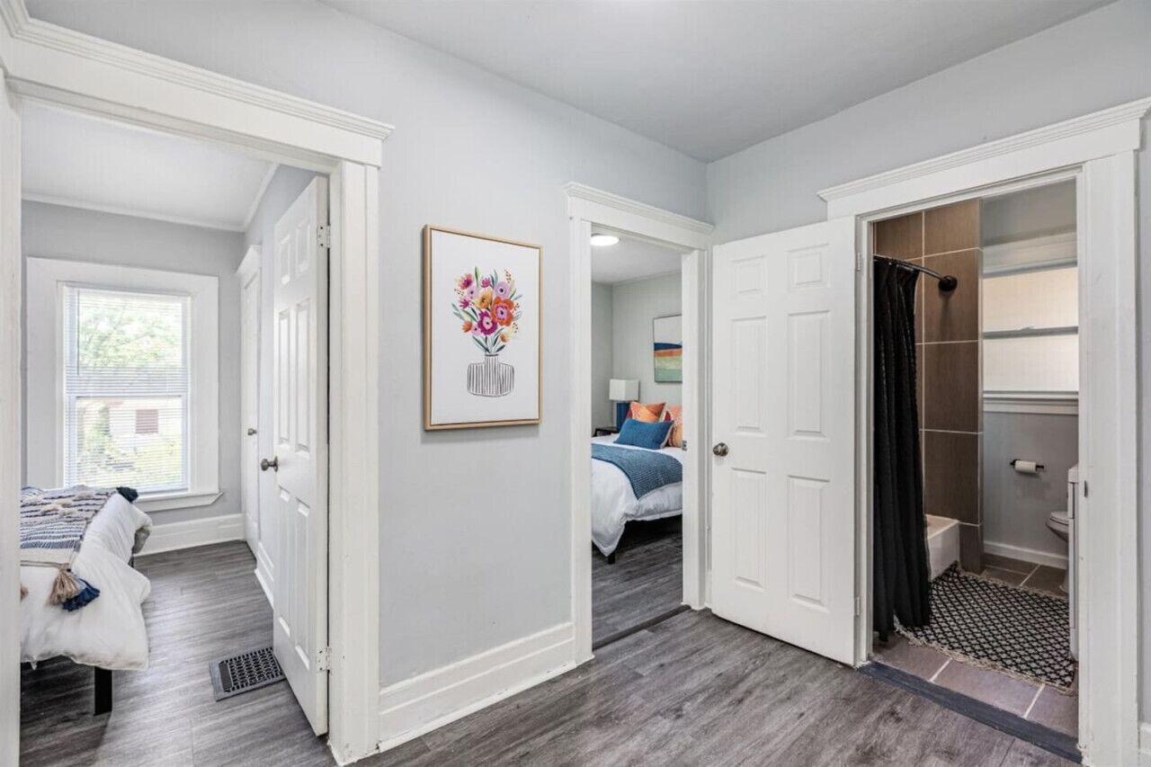 5 slaapkamers, een bureau, een strijkplank/strijkijzer, reisbedje