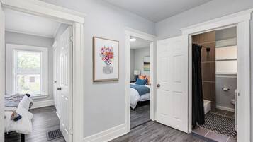 5 slaapkamers, een bureau, een strijkplank/strijkijzer, reisbedje