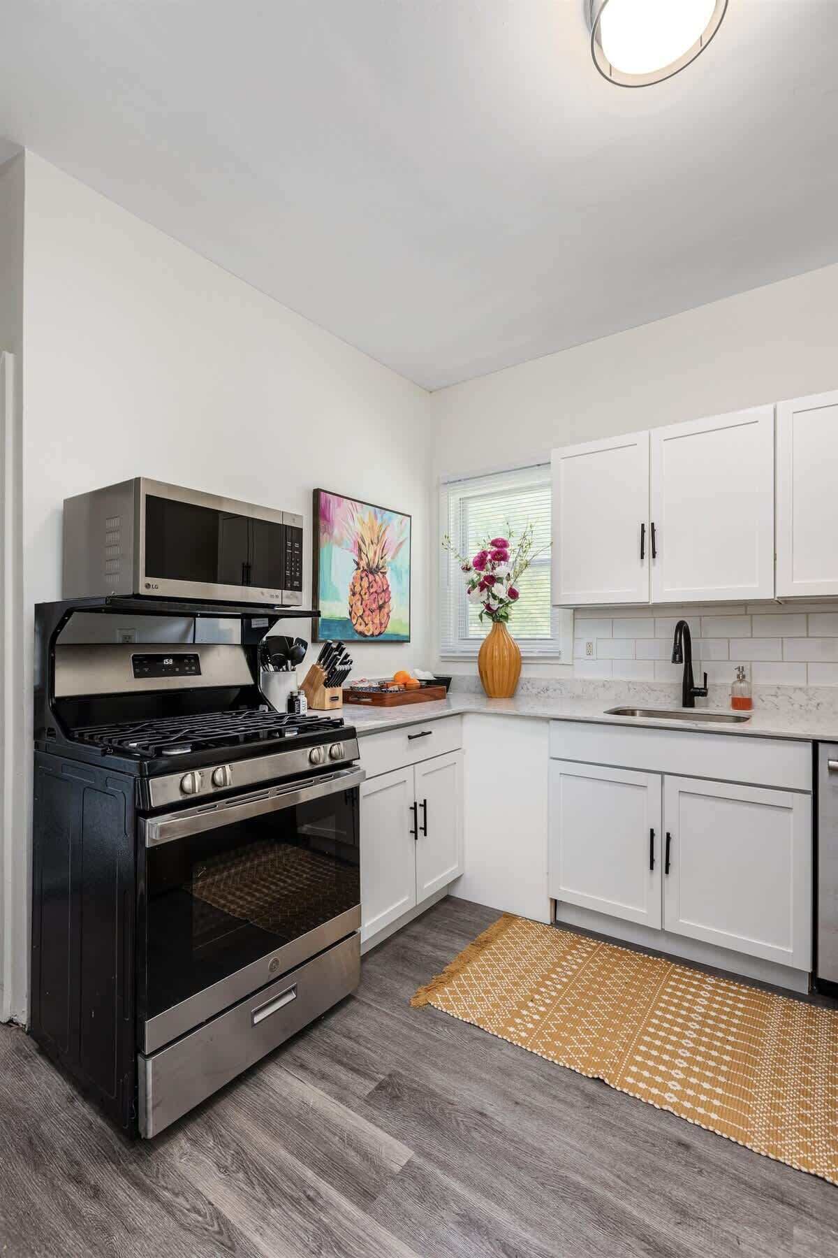 Coffee/tea maker, fridge, microwave, oven