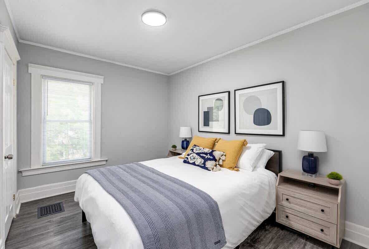 5 habitaciones, tabla de planchar con plancha, cuna de viaje y wifi 
