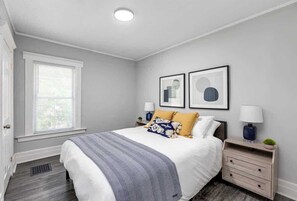 5 habitaciones, escritorio y tabla de planchar con plancha