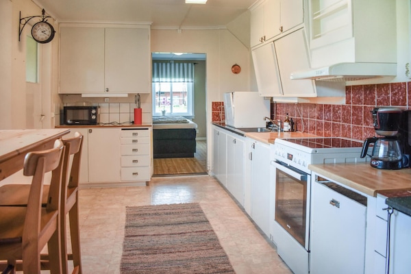 Kjøleskap, ovn, kokeplater og kaffetrakter/tekoker