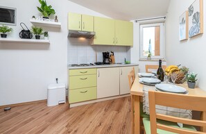 Fridge, stovetop, coffee/tea maker