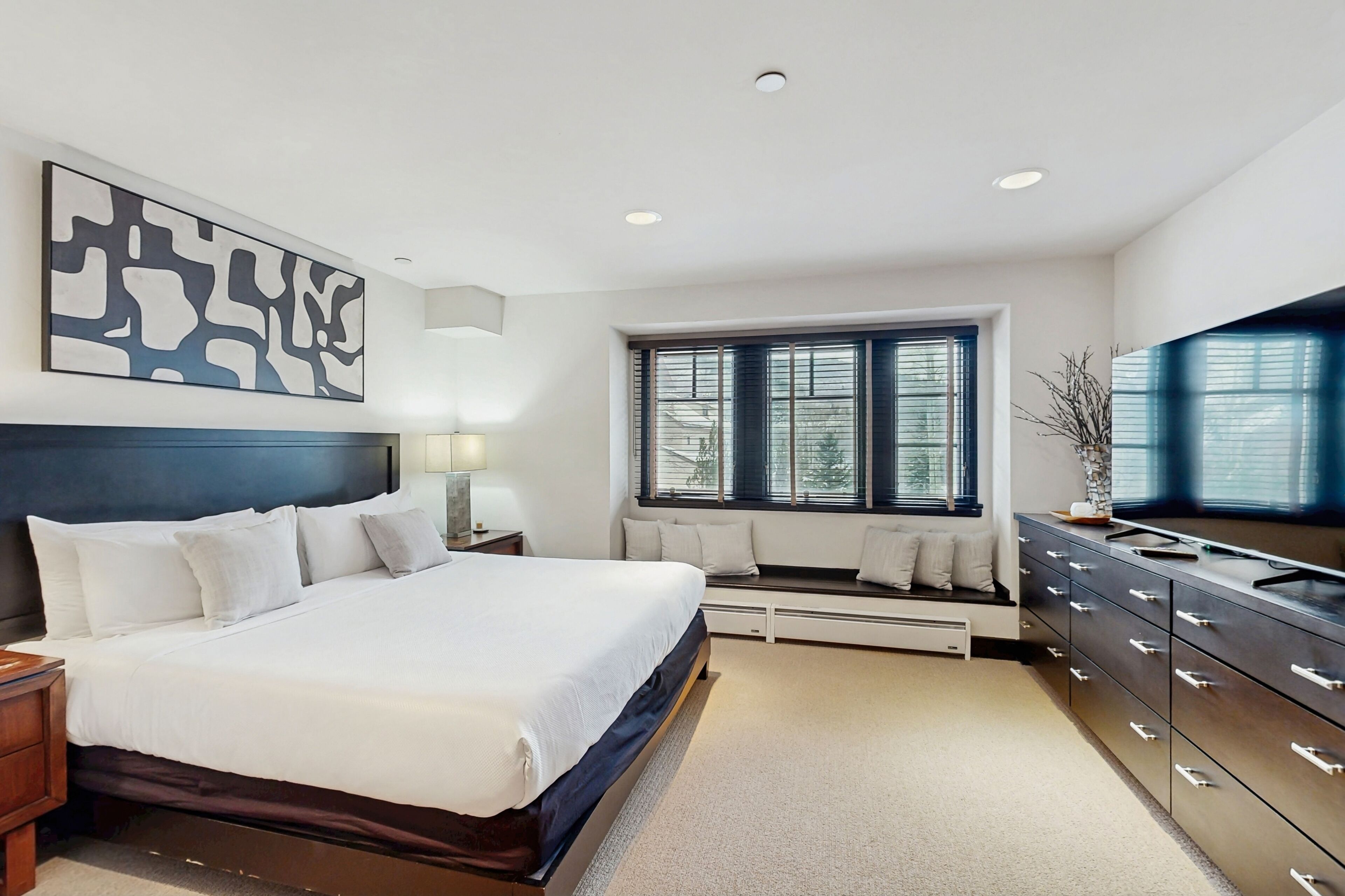 5 soverom, strykejern/-brett, internettilgang og sengetøy