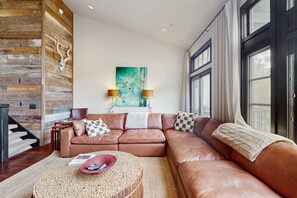 Televisión, chimenea y servicios de streaming