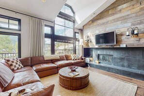 Televisión, chimenea y servicios de streaming