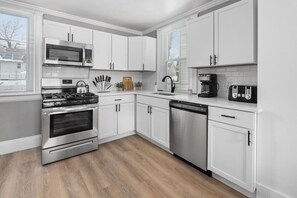 Réfrigérateur, plaque de cuisson, cafetière/bouilloire, grille-pain