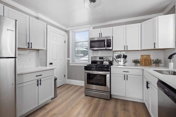 Coffee/tea maker, fridge, microwave, oven