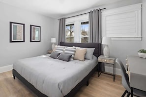 3 bedrooms, desk, iron/ironing board, WiFi - Cute House | Central | Sleeps 12 | Free Parking (Detroit)